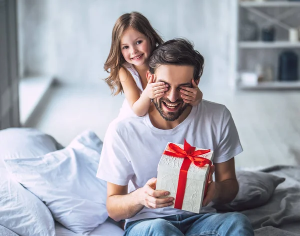 Amo Pai Jovem Bonito Casa Com Sua Menina Fofa Feliz — Fotografia de Stock