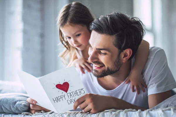 Amo Pai Jovem Bonito Casa Com Sua Menina Fofa Feliz — Fotografia de Stock