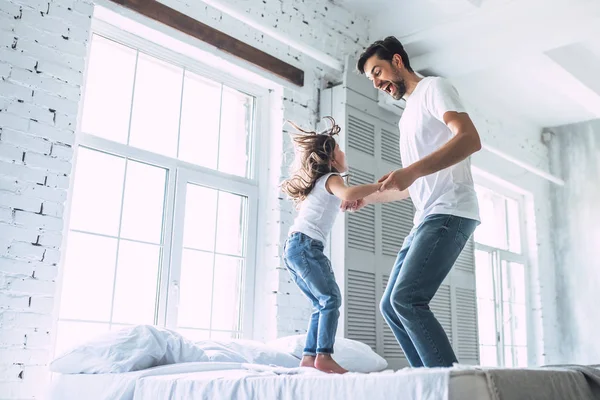 Hou Van Papa Knappe Jonge Man Thuis Met Zijn Schattige — Stockfoto