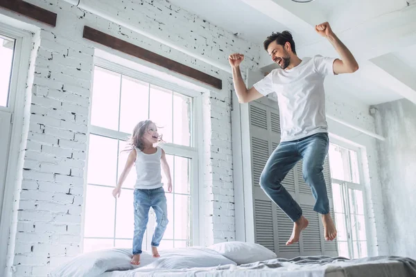 Hou Van Papa Knappe Jonge Man Thuis Met Zijn Schattige — Stockfoto