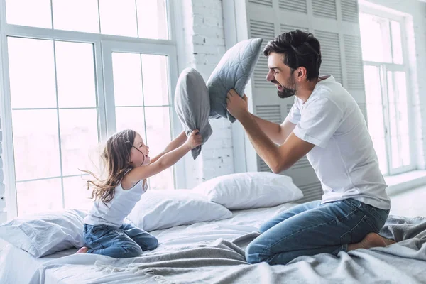 Hou Van Papa Knappe Jonge Man Thuis Met Zijn Schattig — Stockfoto