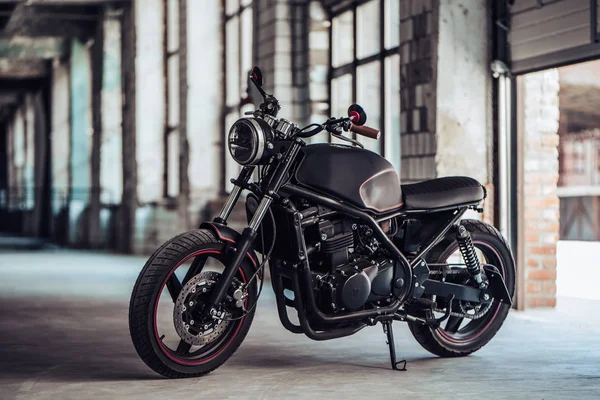 Moto Moderne Noire Dans Garage Café Coureur — Photo