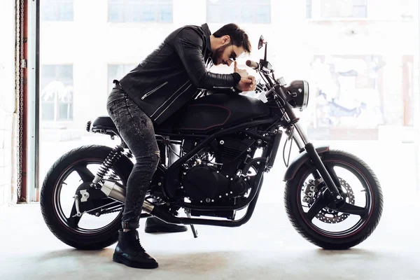 Przystojny Brodatego Rowerzystę Styl Klasyczny Czarny Motocykl Cafe Racer Garażu — Zdjęcie stockowe