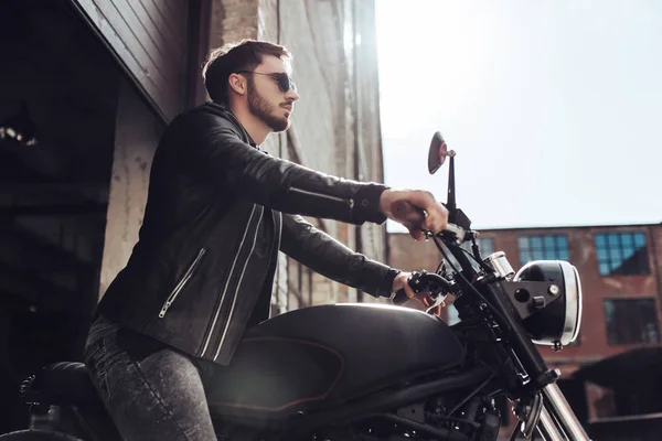 Przystojny Brodatego Rowerzystę Styl Klasyczny Czarny Motocykl Cafe Racer Garażu — Zdjęcie stockowe
