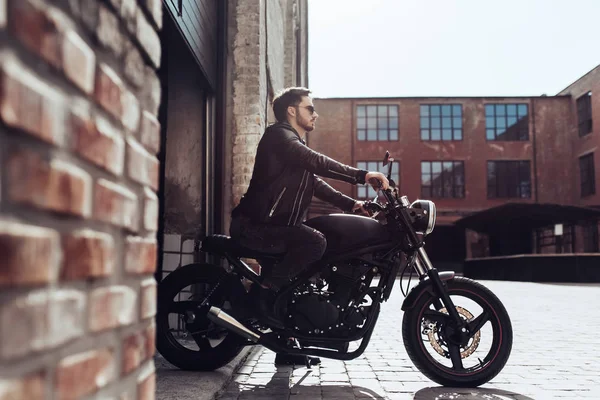 Bonito Motociclista Barbudo Com Motocicleta Preta Estilo Clássico Café Piloto — Fotografia de Stock