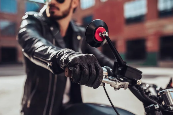 Klasik Tarzı Siyah Motosiklet Ile Yakışıklı Sakallı Motorcu Görüntü Kırpılmış — Stok fotoğraf