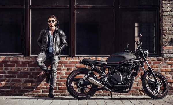 Klasik Tarzı Siyah Motosiklet Ile Yakışıklı Sakallı Motorcu Cafe Racer — Stok fotoğraf