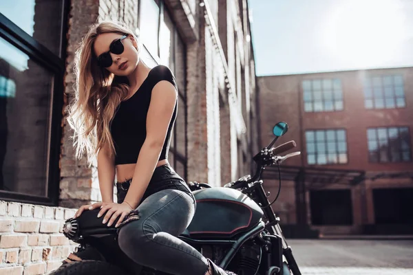 Aantrekkelijke Jonge Vrouw Zwart Lederen Outfit Met Klassieke Motorfiets Vrouwelijke — Stockfoto