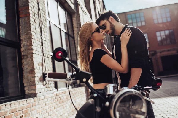 Romantik Motorcu Çift Siyah Motosiklet Ile Yakışıklı Adam Genç Çekici — Stok fotoğraf