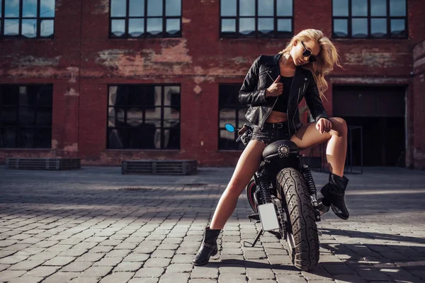 Jovem Mulher Atraente Roupa Couro Preto Com Motocicleta Estilo Clássico — Fotografia de Stock