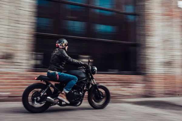 Przystojny Brodaty Rowerzysta Jedzie Styl Klasyczny Czarny Motocykl Cafe Racer — Zdjęcie stockowe