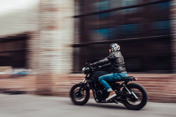 Klasik Tarzı Siyah Motosiklet Ile Yakışıklı Sakallı Motorcu Cafe Yarış — Stok fotoğraf