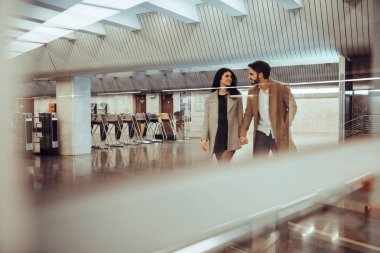Genç romantik çift Metro. Yeraltı aşk hikayesi.