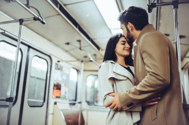 Genç romantik çift Metro. Yeraltı aşk hikayesi.