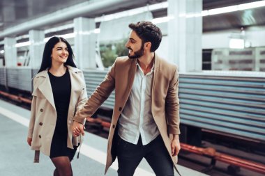 Genç romantik çift Metro. Yeraltı aşk hikayesi.