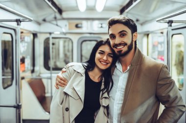 Genç romantik çift Metro. Yeraltı aşk hikayesi.