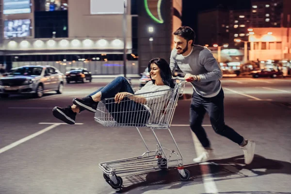 Jeune Couple Romantique Amuse Avec Chariot Supermarché Dans Soirée Bel — Photo
