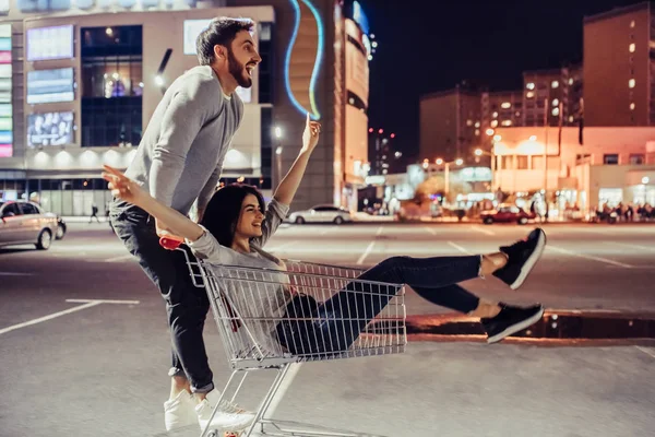 Jovem Casal Romântico Está Divertindo Com Carrinho Supermercado Noite Bonito — Fotografia de Stock