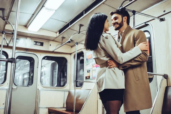 Jeune Couple Romantique Dans Métro Histoire Amour Souterraine — Photo