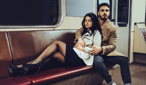 Una Joven Pareja Romántica Metro Historia Amor Subterránea —  Fotos de Stock