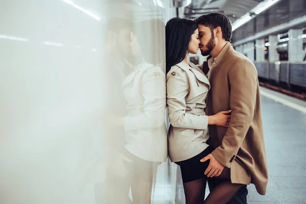 Jeune Couple Romantique Dans Métro Histoire Amour Souterraine — Photo