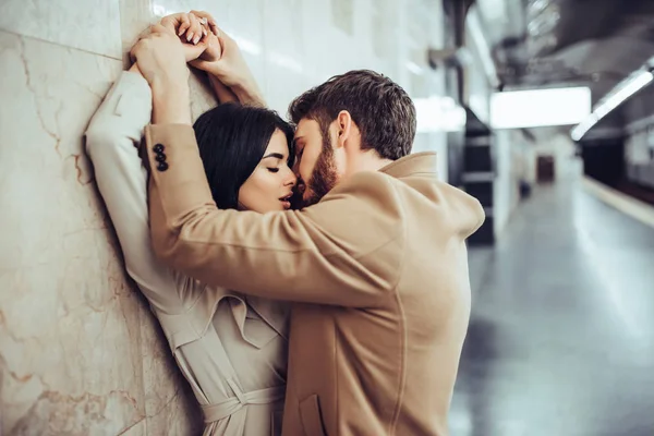 Jovem Casal Romântico Metro História Amor Subterrânea — Fotografia de Stock