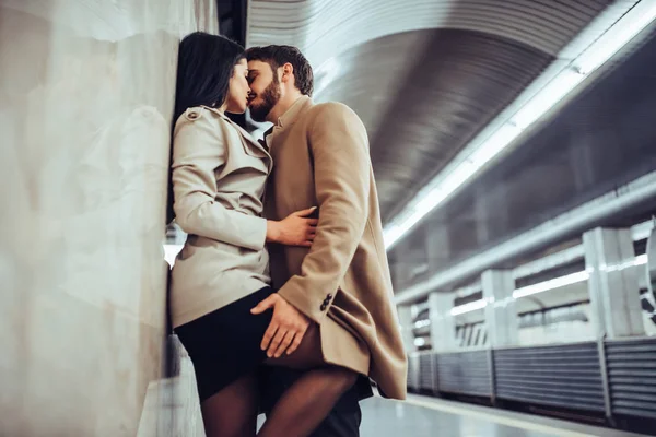 Cuplu Romantic Metrou Povestea Dragoste Subterană — Fotografie, imagine de stoc