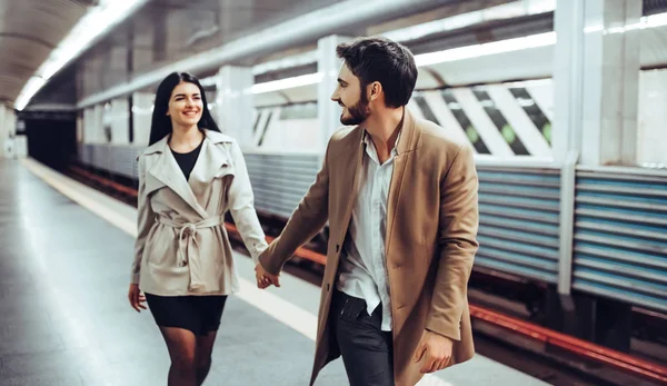 Jovem Casal Romântico Metro História Amor Subterrânea — Fotografia de Stock