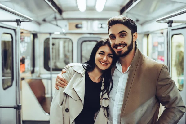 Ρομαντικό Ζευγάρι Στο Μετρό Υπόγεια Ερωτική Ιστορία — Φωτογραφία Αρχείου