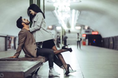 Genç romantik çift Metro. Yeraltı aşk hikayesi.