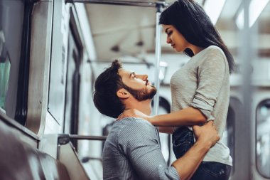 Genç romantik çift Metro. Yeraltı aşk hikayesi.