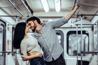 Genç romantik çift Metro. Yeraltı aşk hikayesi.