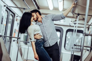 Genç romantik çift Metro. Yeraltı aşk hikayesi.