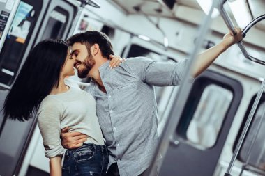 Genç romantik çift Metro. Yeraltı aşk hikayesi.