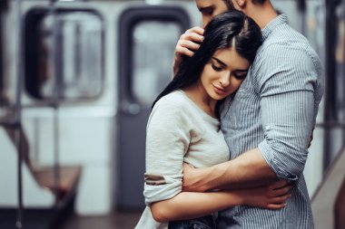 Genç romantik çift Metro. Yeraltı aşk hikayesi.