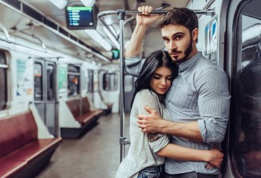 Genç romantik çift Metro. Yeraltı aşk hikayesi.