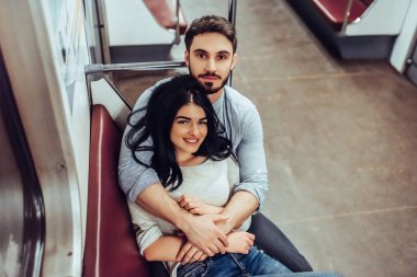 Genç romantik çift Metro. Yeraltı aşk hikayesi.