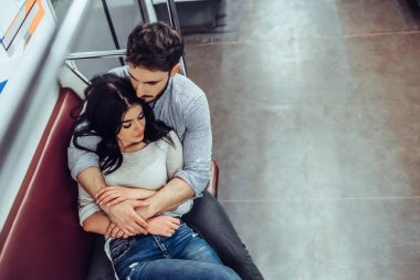 Genç romantik çift Metro. Yeraltı aşk hikayesi.