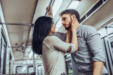 Genç romantik çift Metro. Yeraltı aşk hikayesi.