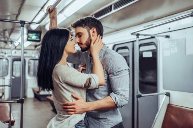 Genç romantik çift Metro. Yeraltı aşk hikayesi.
