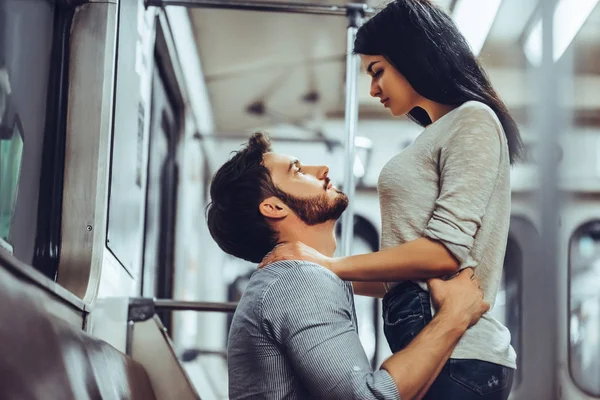 Genç Romantik Çift Metro Yeraltı Aşk Hikayesi — Stok fotoğraf