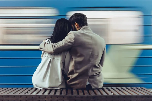 Jovem Casal Romântico Metro História Amor Subterrânea — Fotografia de Stock