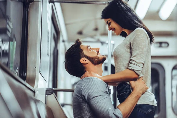 Genç romantik çift Metro. Yeraltı aşk hikayesi.