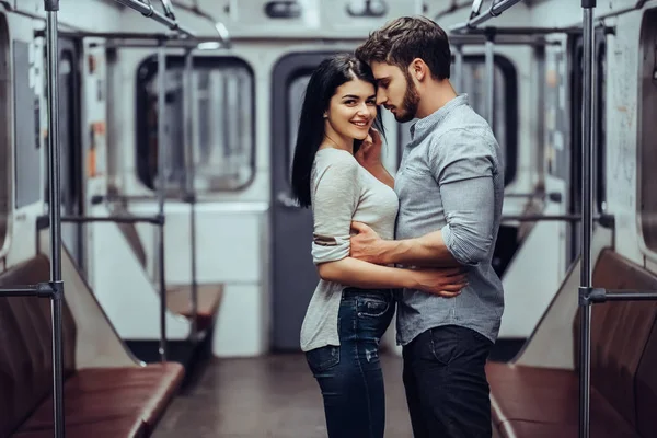 Genç romantik çift Metro. Yeraltı aşk hikayesi.
