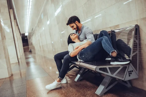 Una Joven Pareja Romántica Metro Historia Amor Subterránea — Foto de Stock