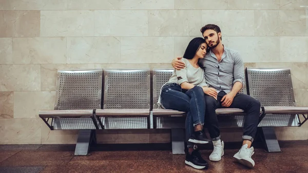 地下鉄でのロマンティックなカップル 地下の愛の物語 — ストック写真