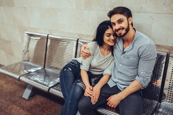 Una Joven Pareja Romántica Metro Historia Amor Subterránea —  Fotos de Stock