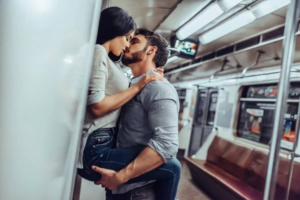 Genç romantik çift Metro. Yeraltı aşk hikayesi.