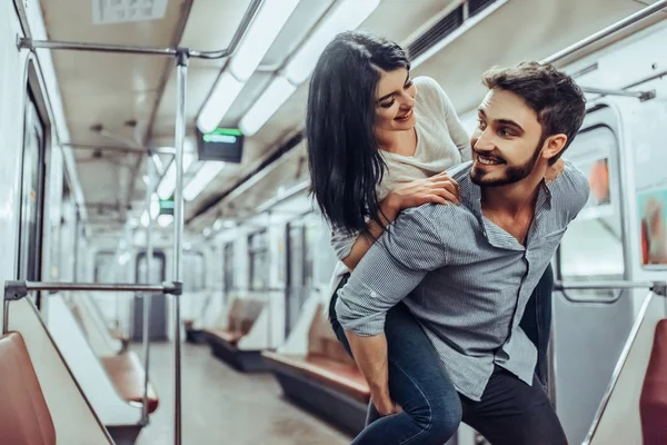 Jovem Casal Romântico Metro História Amor Subterrânea — Fotografia de Stock