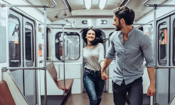 Genç romantik çift Metro. Yeraltı aşk hikayesi.